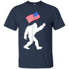 Image of Bigfoot avec le drapeau américain drôle 4ème de juillet T-shirt