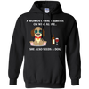 Image of Une femme ne peut pas survivre sur le vin seul chien T-shirt