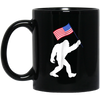 Image of Bigfoot avec le drapeau américain drôle 4ème de juillet T-shirt