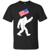 Image of Bigfoot avec le drapeau américain drôle 4ème de juillet T-shirt