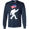 Image of Bigfoot avec le drapeau américain drôle 4ème de juillet T-shirt