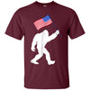 Image of Bigfoot avec le drapeau américain drôle 4ème de juillet T-shirt
