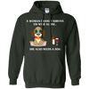 Image of Une femme ne peut pas survivre sur le vin seul chien T-shirt