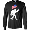 Image of Bigfoot avec le drapeau américain drôle 4ème de juillet T-shirt