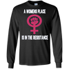 Image of Un lieu de womens se trouve dans la chemise à manches longues de résistance