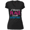 Image of Un endroit féministe est dans le tee-shirt de résistance des vêtements de Womens