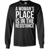 Image of Une place de femme est dans la résistance T-shirt manches longues